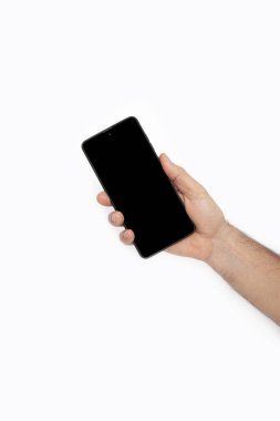 El ele tutuşan cep telefonu ve şablon reklamcılığı ve markalaştırma teknolojisi için boş ekran. İnce çerçeveli ve boş beyaz ekran izole edilmiş gerçekçi akıllı telefon modeli. Herhangi bir kullanıcı arayüzü testi veya sunumu için kullanılabilir.