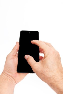 El ele tutuşan cep telefonu ve şablon reklamcılığı ve markalaştırma teknolojisi için boş ekran. İnce çerçeveli ve boş beyaz ekran izole edilmiş gerçekçi akıllı telefon modeli. Herhangi bir kullanıcı arayüzü testi veya sunumu için kullanılabilir.