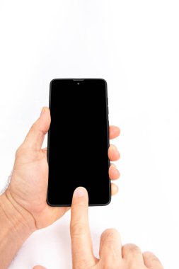 El ele tutuşan cep telefonu ve şablon reklamcılığı ve markalaştırma teknolojisi için boş ekran. İnce çerçeveli ve boş beyaz ekran izole edilmiş gerçekçi akıllı telefon modeli. Herhangi bir kullanıcı arayüzü testi veya sunumu için kullanılabilir.