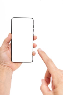 El ele tutuşan cep telefonu ve şablon reklamcılığı ve markalaştırma teknolojisi için boş ekran. İnce çerçeveli ve boş beyaz ekran izole edilmiş gerçekçi akıllı telefon modeli. Herhangi bir kullanıcı arayüzü testi veya sunumu için kullanılabilir.