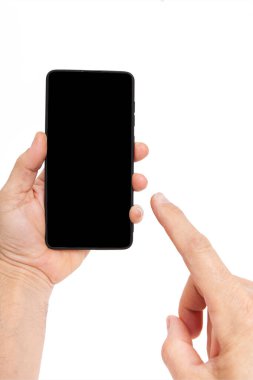 El ele tutuşan cep telefonu ve şablon reklamcılığı ve markalaştırma teknolojisi için boş ekran. İnce çerçeveli ve boş beyaz ekran izole edilmiş gerçekçi akıllı telefon modeli. Herhangi bir kullanıcı arayüzü testi veya sunumu için kullanılabilir.