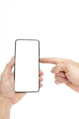 El ele tutuşan cep telefonu ve şablon reklamcılığı ve markalaştırma teknolojisi için boş ekran. İnce çerçeveli ve boş beyaz ekran izole edilmiş gerçekçi akıllı telefon modeli. Herhangi bir kullanıcı arayüzü testi veya sunumu için kullanılabilir.