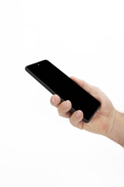 El ele tutuşan cep telefonu ve şablon reklamcılığı ve markalaştırma teknolojisi için boş ekran. İnce çerçeveli ve boş beyaz ekran izole edilmiş gerçekçi akıllı telefon modeli. Herhangi bir kullanıcı arayüzü testi veya sunumu için kullanılabilir.