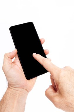 El ele tutuşan cep telefonu ve şablon reklamcılığı ve markalaştırma teknolojisi için boş ekran. İnce çerçeveli ve boş beyaz ekran izole edilmiş gerçekçi akıllı telefon modeli. Herhangi bir kullanıcı arayüzü testi veya sunumu için kullanılabilir.