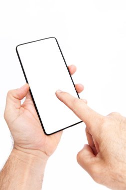 El ele tutuşan cep telefonu ve şablon reklamcılığı ve markalaştırma teknolojisi için boş ekran. İnce çerçeveli ve boş beyaz ekran izole edilmiş gerçekçi akıllı telefon modeli. Herhangi bir kullanıcı arayüzü testi veya sunumu için kullanılabilir.