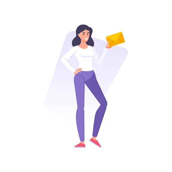 Feliz joven mujer morena casual sosteniendo sobre amarillo con carta de papel entrega postal — Vector de stock