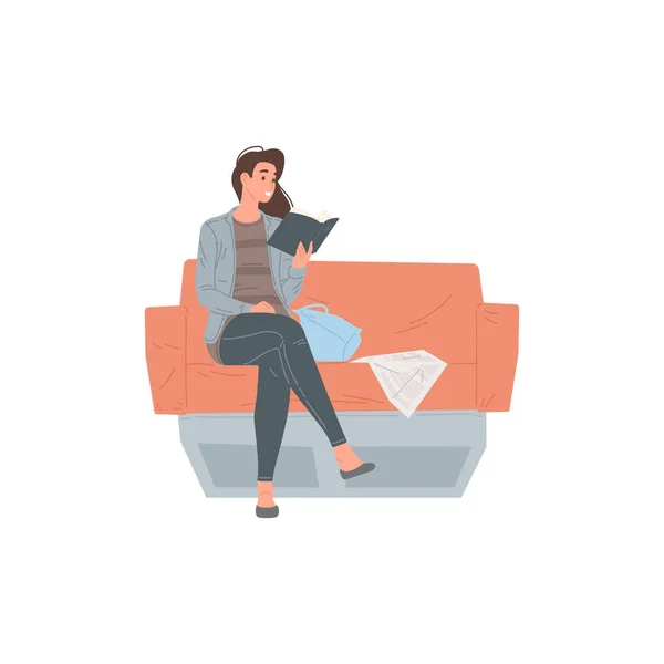 Casual sonriente mujer leyendo libro esperando algo sentado en el sofá en el lugar público vector — Vector de stock