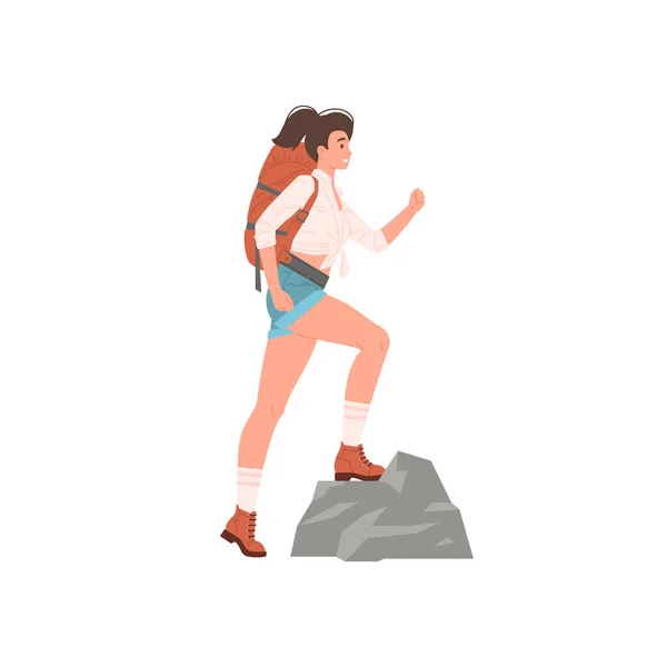 Aktiv lächelnde Wanderin mit Rucksack klettert auf Klippenfelsen Vektor flache Illustration — Stockvektor