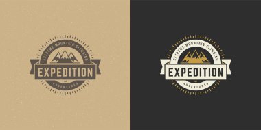 Dağ kamp logosu amblemi dış mekan vektör illüstrasyon kaya tepeleri silueti gömlek veya iz damgası için