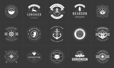 Kamp logoları ve rozetleri vektör tasarım ögeleri ve siluetleri ayarlanır