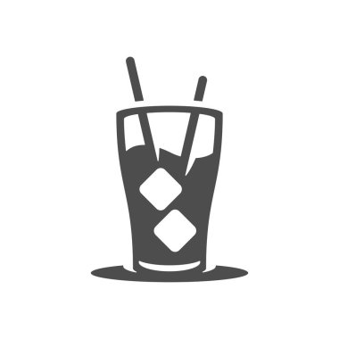 Soda, yaz aylarında cam vintage ikon çiziminde saman bulunan buz küpleri ile maden suyu içer. Bardak plajı partisinde dinlendirici alkol kokteyli. Tropik tatil.