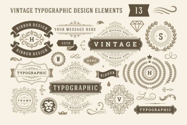 Klasik tipografik tasarım elemanları vektör illüstrasyonunu ayarlar. Etiketler ve rozetler, eski kurdeleler, lüks logo sembolleri, kaligrafik girdaplar, süslü süsler ve diğer şeyler..