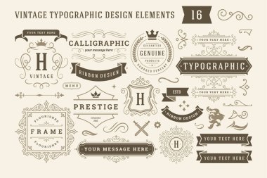 Klasik tipografik tasarım elemanları vektör illüstrasyonunu ayarlar. Etiketler ve rozetler, eski kurdeleler, lüks logo sembolleri, kaligrafik girdaplar, süslü süsler ve diğer şeyler..