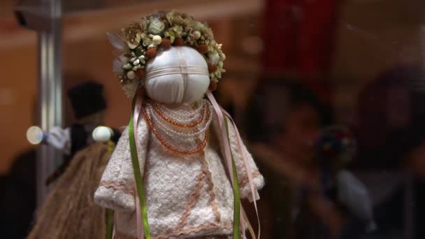 Menina boneca popular tradicional no salão de exposições. — Vídeo de Stock