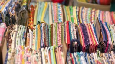 Birçok renkli tekstil kıyafetinin koleksiyonu.