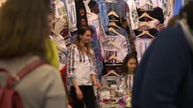 Geleneksel Slav kıyafetleri mağazası ve kalabalık.