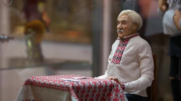 伝統的な民族衣装を身に着けている高齢者のおもちゃフィギュア. — ストック動画