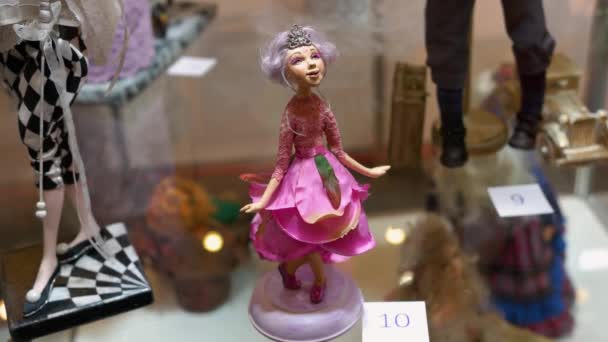 Handgemaakte pop van vrolijke oudere dame in de roze jurk. — Stockvideo