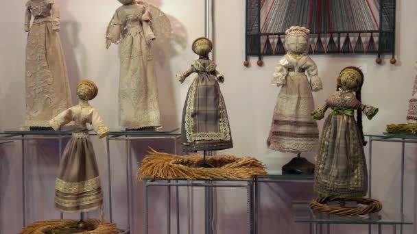 Utställning av dockor med nationella traditionella klänningar. — Stockvideo