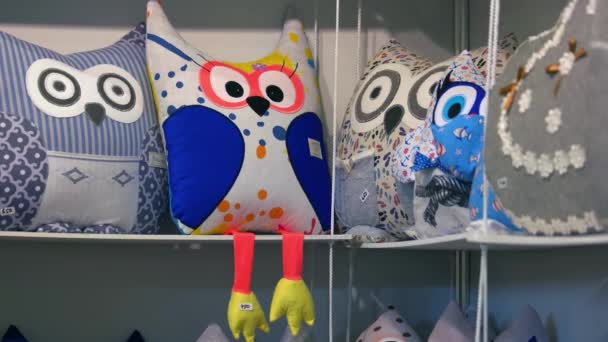 Decorative cushions in the form of an owl handmade. — Stock Video