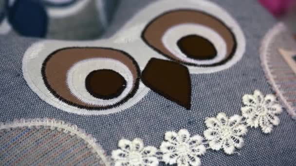 Kapalı tekstil kumaş yastık yastık baykuş gözleri. — Stok video