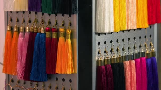 Färgade hängande klassiska frans gardin tofsar. — Stockvideo