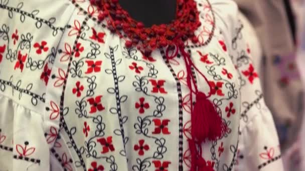 Tradisional nasional putih dan merah wanita berpakaian. — Stok Video