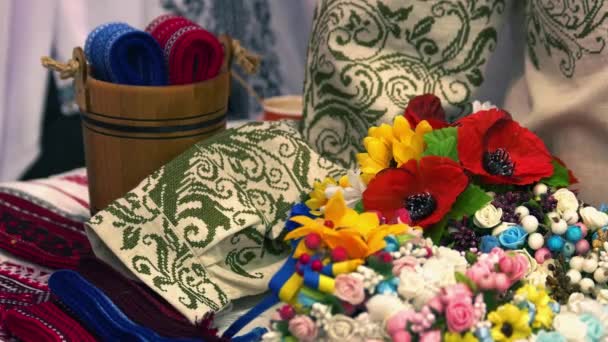 Stilleben traditioneller Nationalkleidung mit Blumen. — Stockvideo