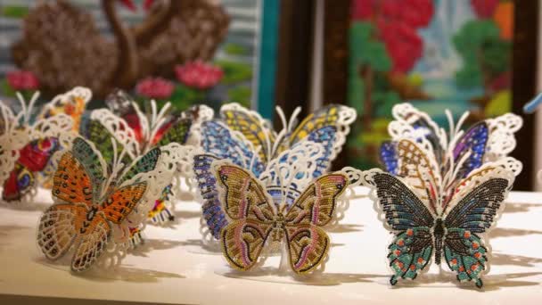 Colección de varias mariposas hechas a mano de cuentas. — Vídeo de stock