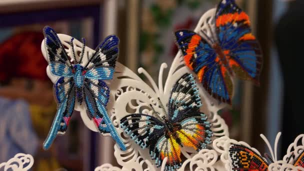 Primer plano de las mariposas bordadas de cuentas de arte. — Vídeos de Stock