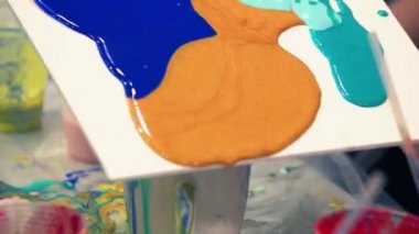 Tuvalden damlayan boya damlaları, yakın plan..