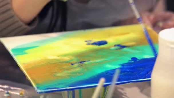 Donna artista con pennello blu pittura la sua arte. — Video Stock