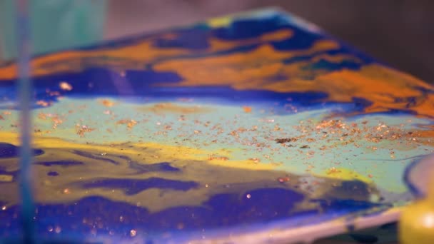 Close-up kleurrijk abstract schilderen met niet-drogende verf. — Stockvideo