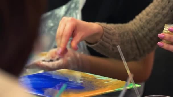 Κοντινό γυναικείο χέρι ρίχνει χρυσά ροκανίδια στην τέχνη. — Αρχείο Βίντεο