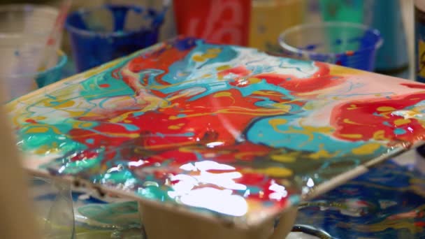 Mélange de différentes couleurs de peinture sur la toile. — Video