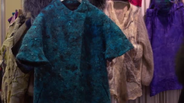 Abrigo de lana azul colgado en el armario. — Vídeos de Stock