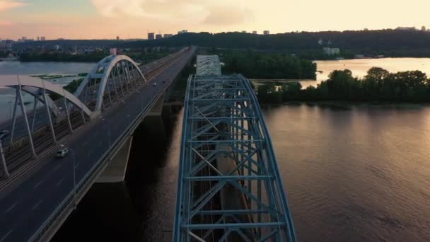 Вид з повітря на міст з машинами і поїздом . — стокове відео