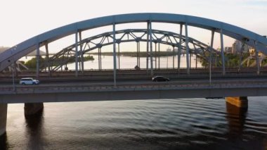 Nehrin yukarısındaki köprüde trafik var..