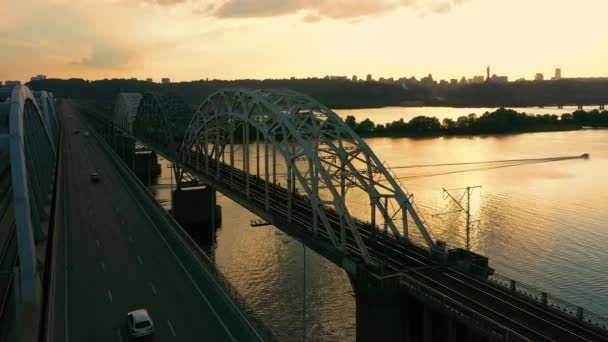 Viele Boote fahren unter der großen Industriebrücke. — Stockvideo