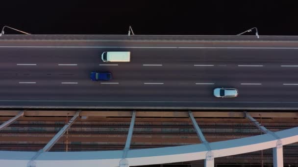 Horní pohled na silnici s automobilovou dopravou v levém směru. — Stock video