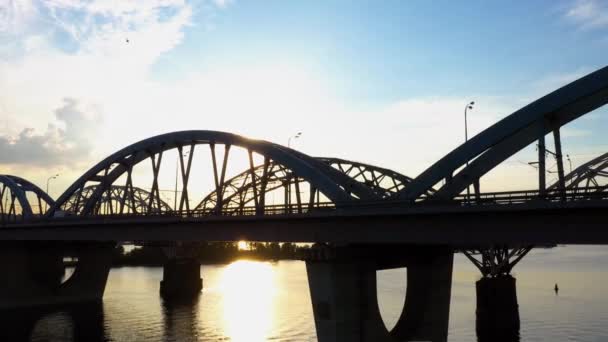 Boční pohled na městský most a jasné sluneční světlo. — Stock video
