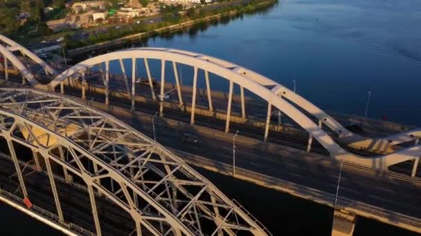 Autobahn- und Eisenbahnbrücken über dem Fluss. — Stockvideo