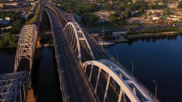 Morgendliches Stadtbild mit Brücken und Gebäuden. — Stockvideo
