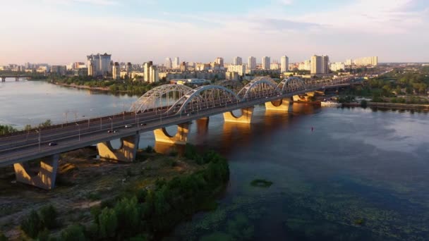 Luftaufnahme der Stadtbrücke mit mäßigem Autoverkehr. — Stockvideo