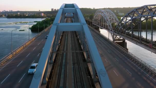 Blick von oben auf die Flussbrücke mit Eisenbahnen und Autobahnen. — Stockvideo
