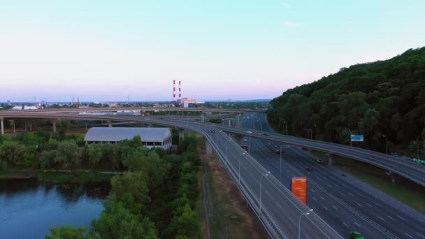 Вид с воздуха на автомагистрали со многими перекрестками. — стоковое видео