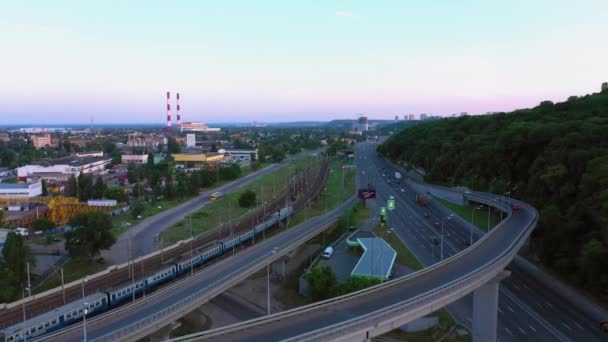 Routes autoroutières et ferroviaires avec train en marche. — Video