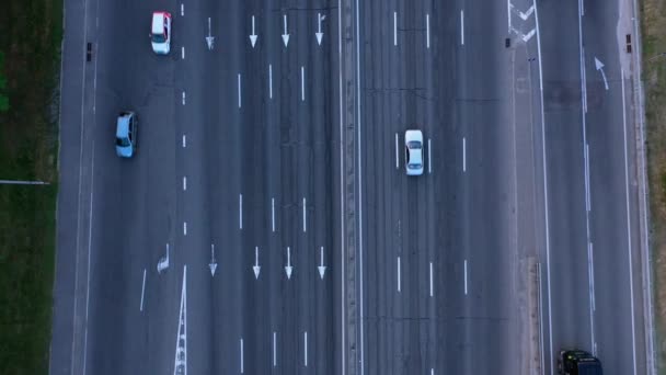 Vista aérea de carros que correm na estrada. — Vídeo de Stock