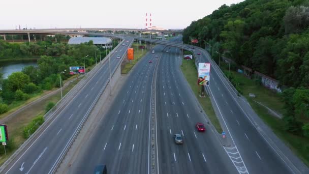 Paysage urbain avec autoroutes à plusieurs niveaux le matin. — Video