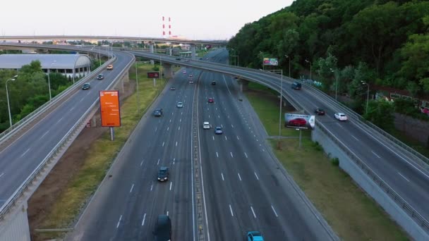 Вид с воздуха на городские автомагистрали с автомобилями и деревьями. — стоковое видео